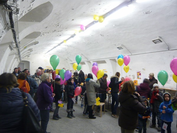 Préparation du lâcher de ballons